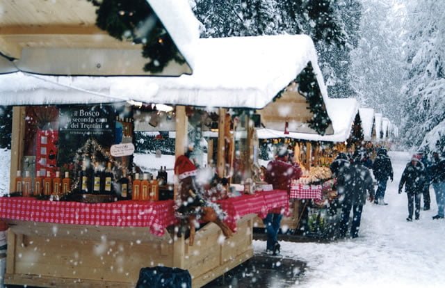 levico_bancarelle_con_neve Mercatino di Natale di Levico Terme
