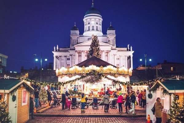 Mercatino di Natale in Piazza del Senato con la Cattedrale di Helsinki sullo sfondo