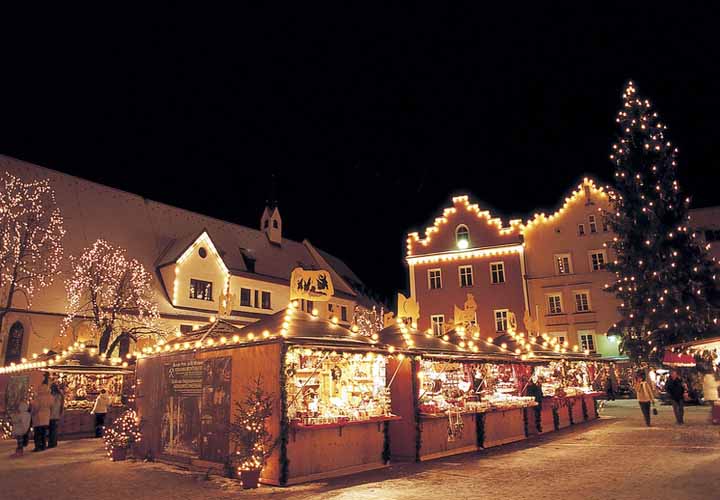 Il centro di Lana durante il mercatino di Natale Polvere di Stelle