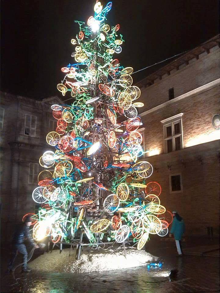 Alberi Di Natale Particolari.Alberi Di Natale Particolari E Originali A Giro Per Il Mondo