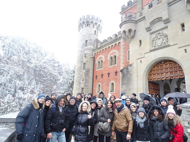 Foto di gruppo davanti al castello di Neuschwanstein