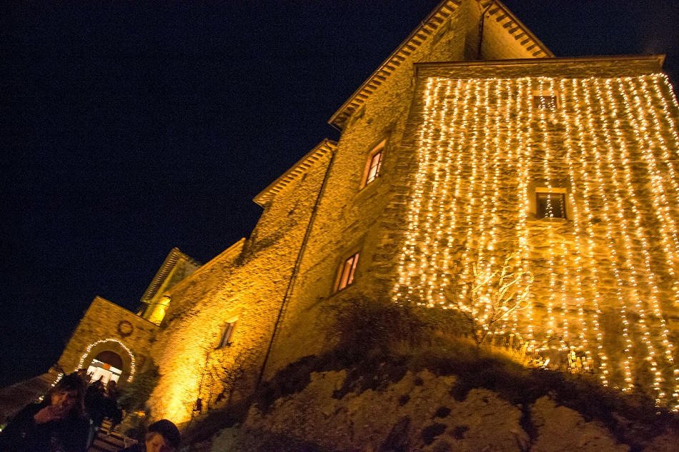 Il castello di Frontone illuminato durante i mercatini di Natale
