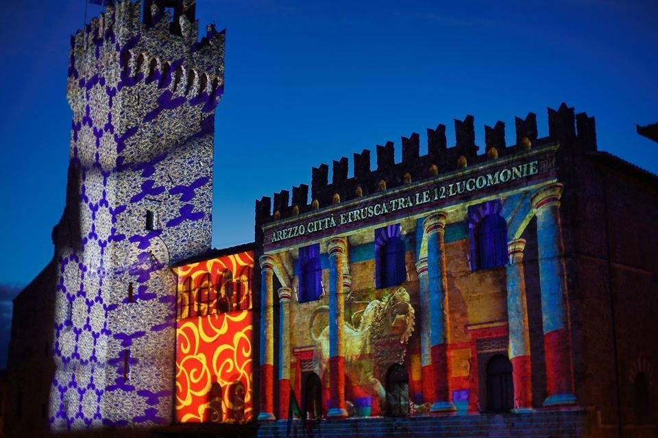 Proiezioni di Natale sui monumenti di Piazza Grande