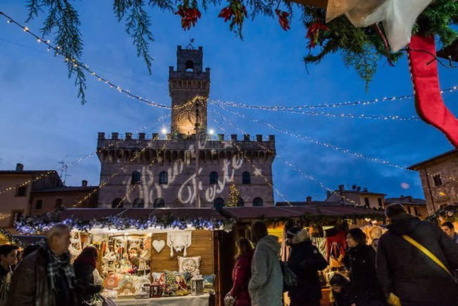 Proiezioni di Natale sui palazzi di Montepulciano