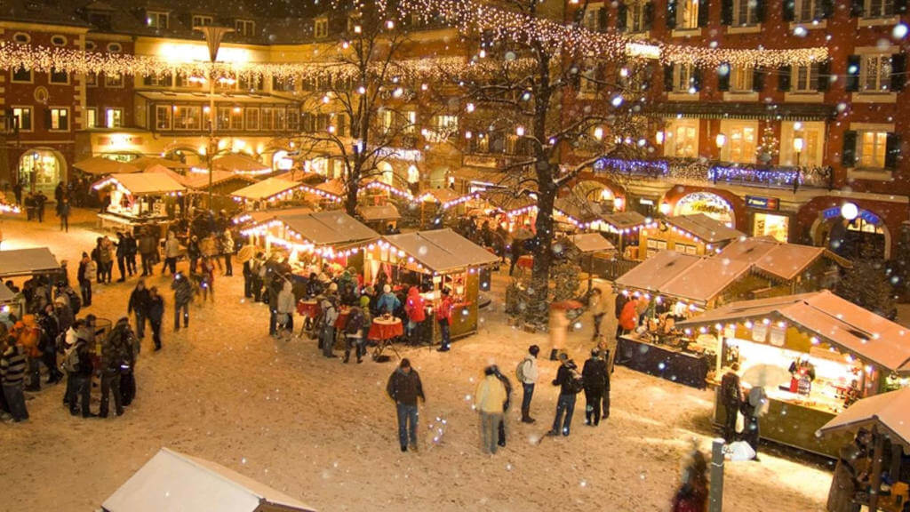 migliaia di luci nella piazza dei mercatini di Natale di Lienz