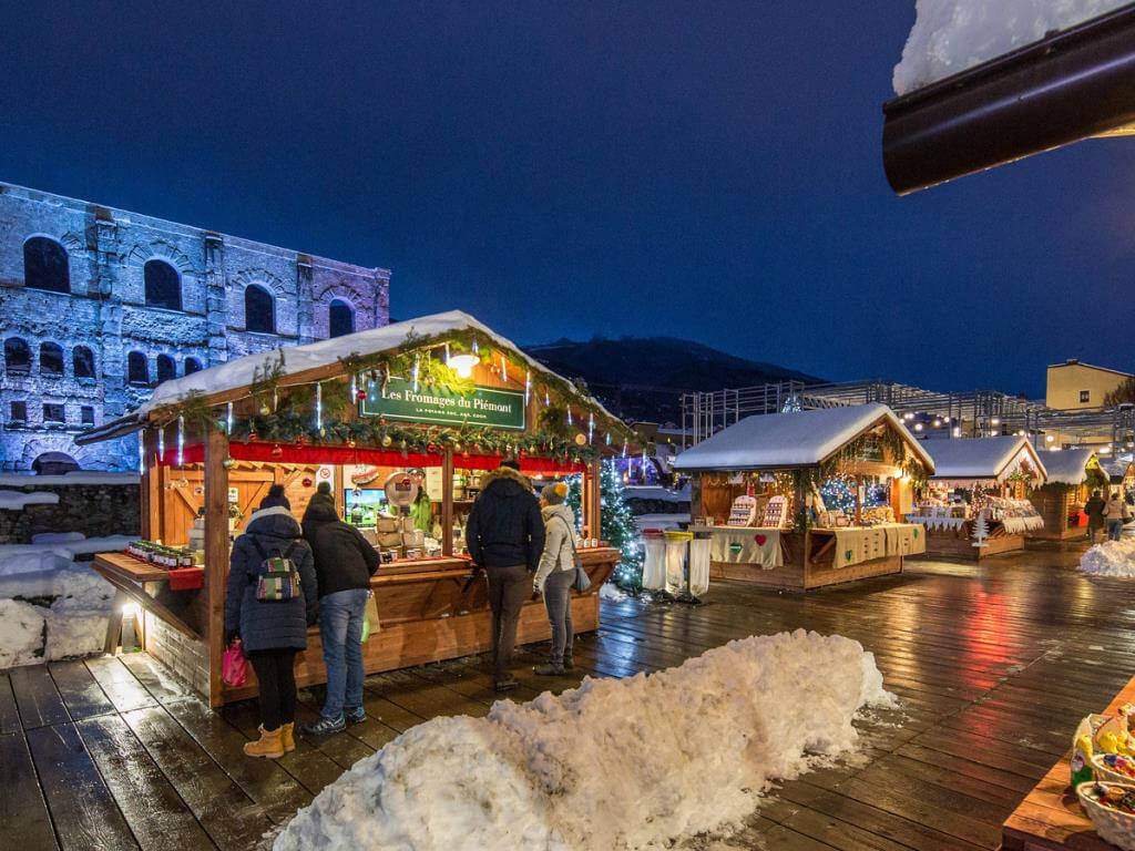 Le bancarelle del mercatino di Natale di Aosta al Teatro Romano