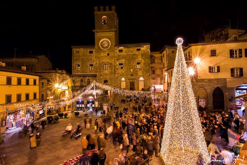 Piazza Signorelli durante i mercatini di Natale di Cortona