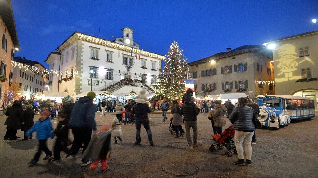 Piazza illuminata durante i mercatini di Natale di PErgine Valsugana