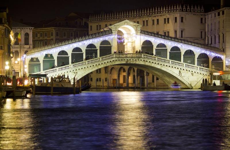 Il Ponte di Rialto a Venezia durante i mercatini di Natale