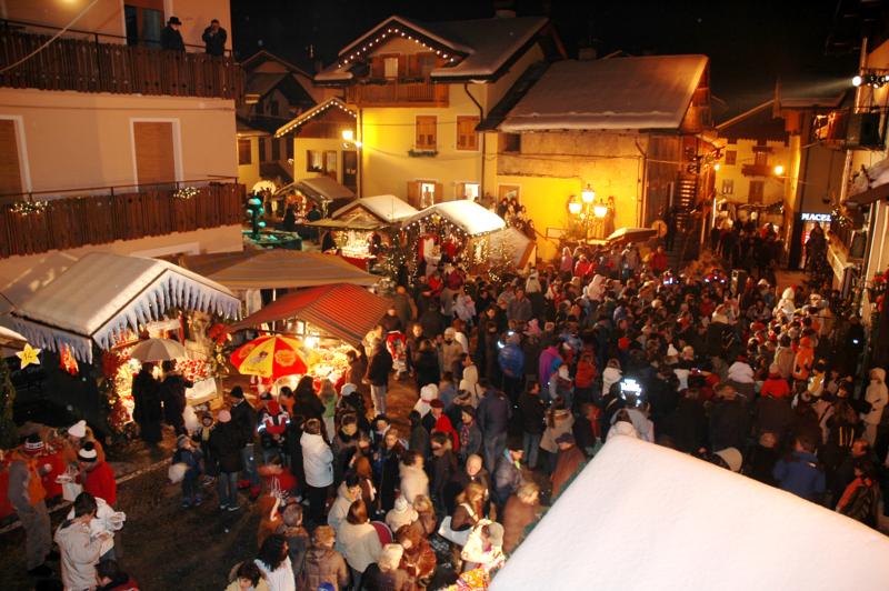 il centro di Siror durante i mercatini di Natale
