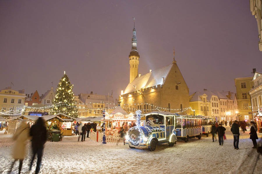 La Piazza del Municipio di Tallinn durante i mercatini di Natale
