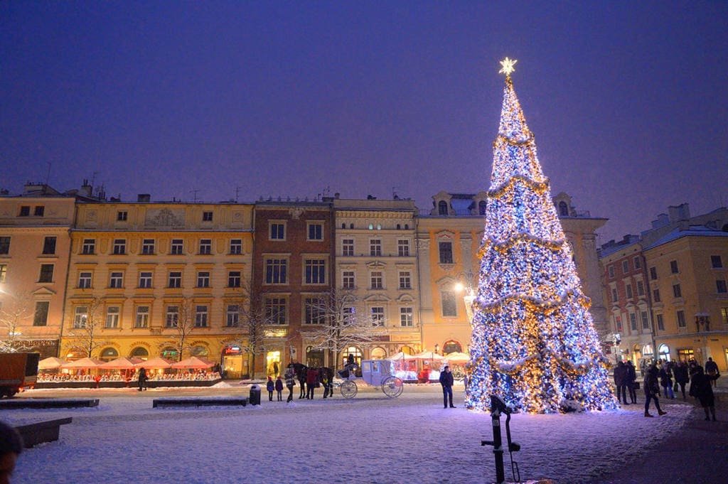 La piazza Rynek Glowny durante i mercatini di Natale di Cracovia