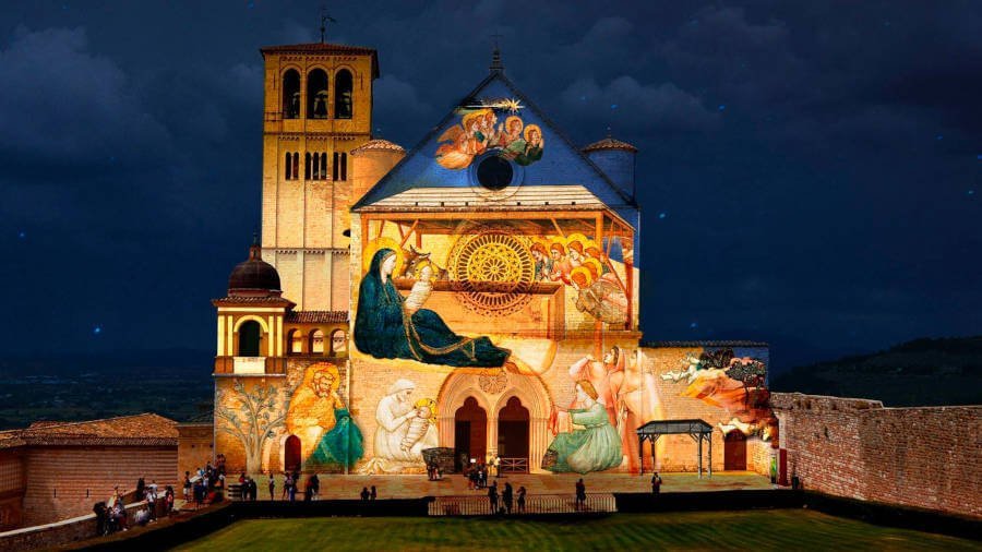 La basilica di Assisi illuminata per Natale