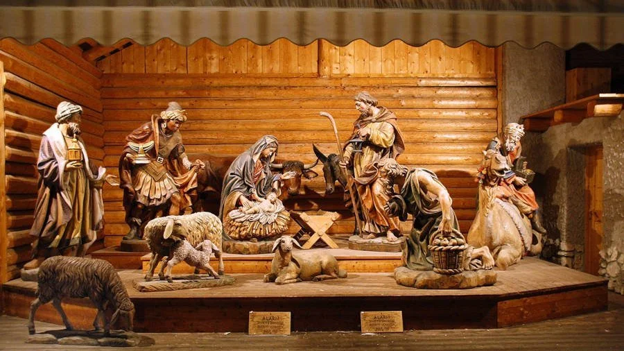 Le statue a grandezza naturale del presepe di Santa Cristina in Val Gardena