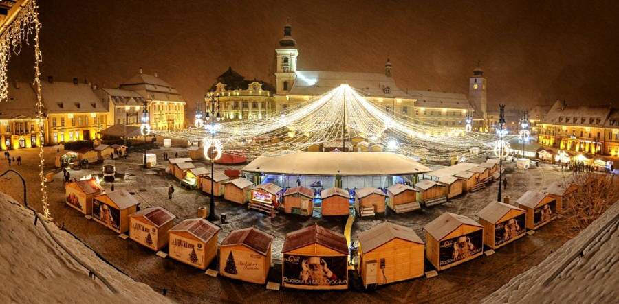 Piața Mare durante i mercatini di Natale di Sibiu
