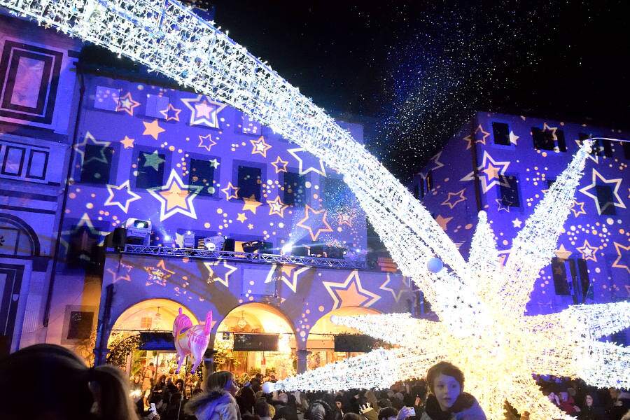 Proiezioni luminose ad Empoli durante i mercatini di Natale