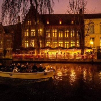 Luci di Natale e barca a Bruges