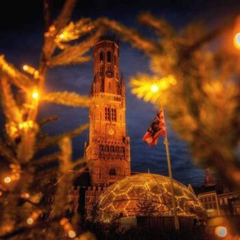 Campanile di Bruges illuminato per Natale