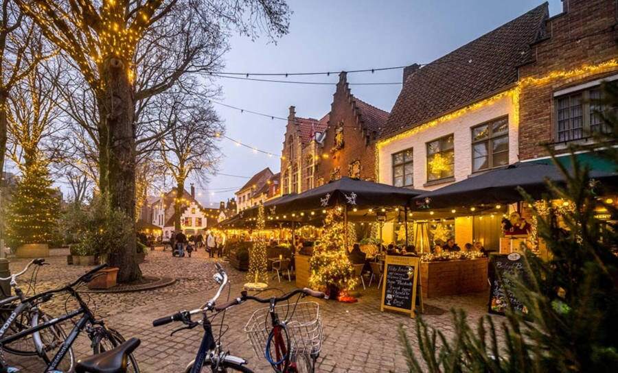 Piazza di Bruges durante i mercatini di Natale