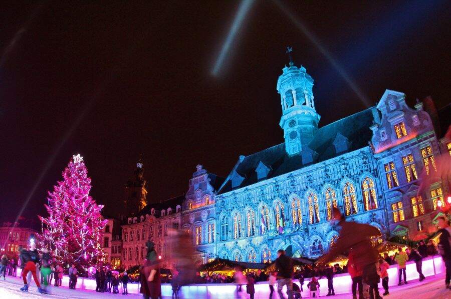 Il centro storico di Mons durante i mercatini di Natale