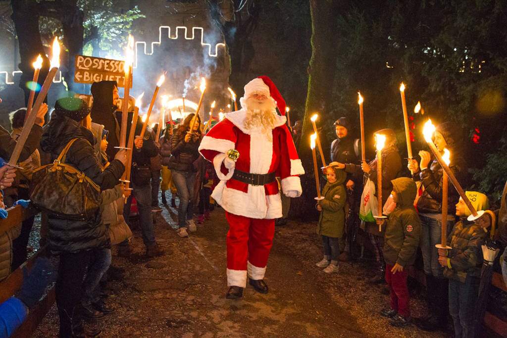 sfilata di babbo natale a montepulciano