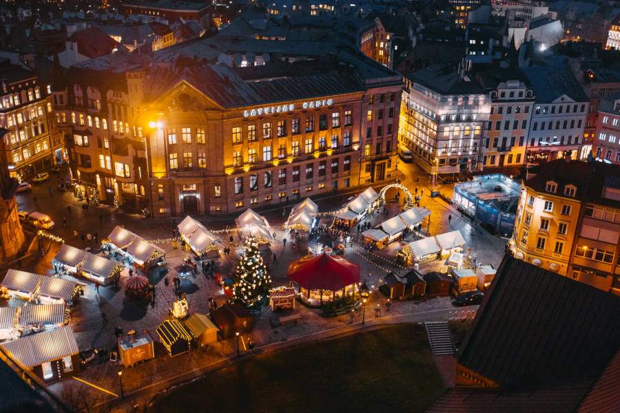 vista aerea dei mercatini di natale di Riga