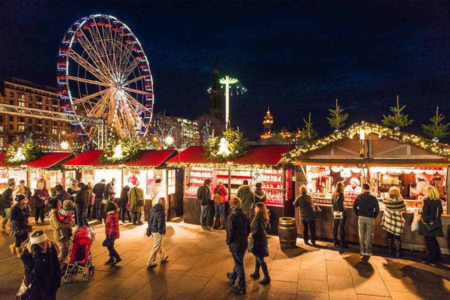 Edimburgo illuminata per Natale