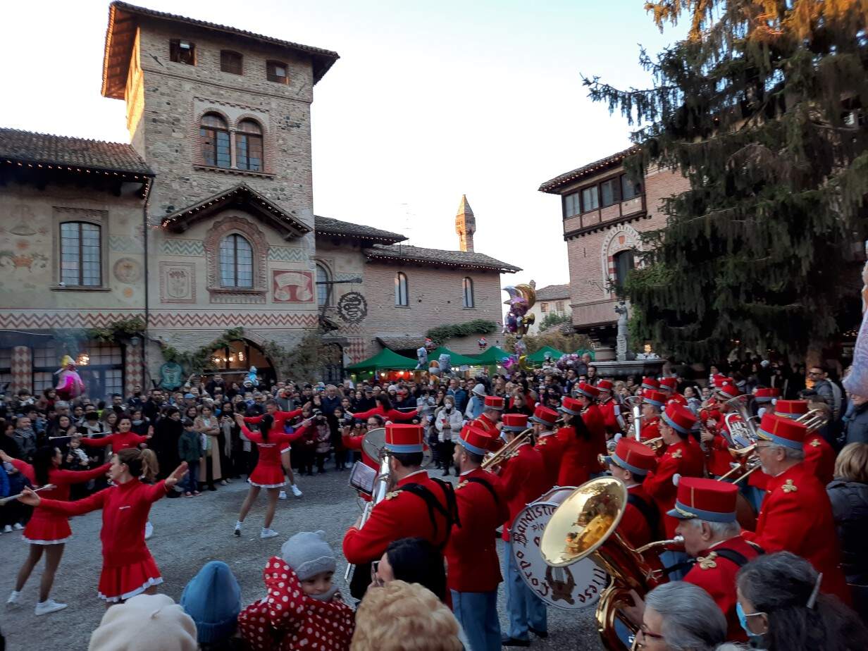 La banda durante i mercatini di Natale di Grazzano Visconti