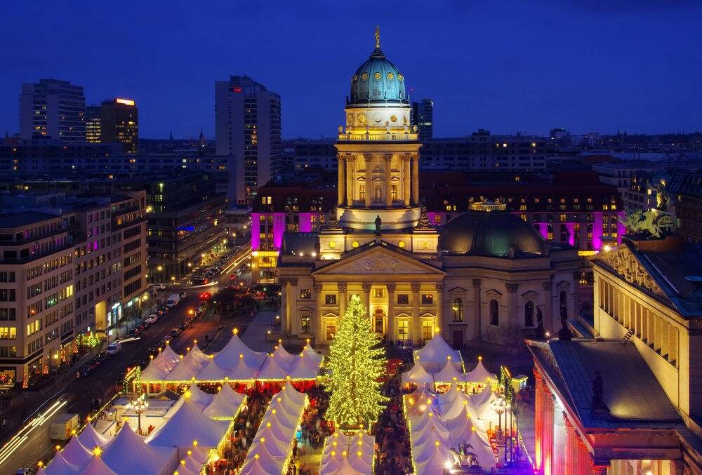 vista panoramica del mercatino di natale di berlino gendarmenmarkt