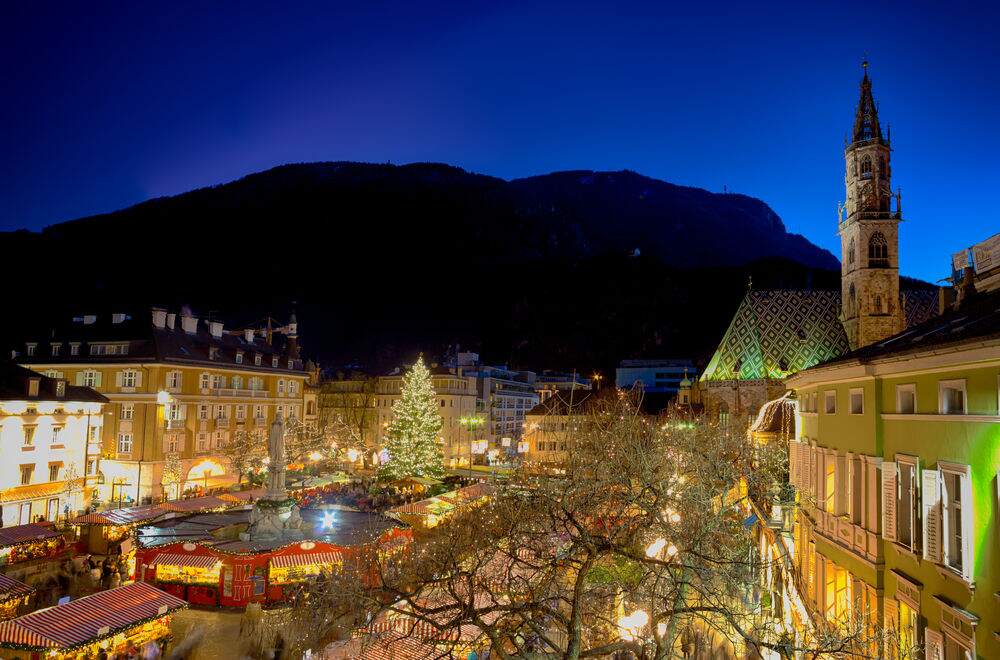 Vista panoramica di piazza Walther a Bolzano durante i mercatini