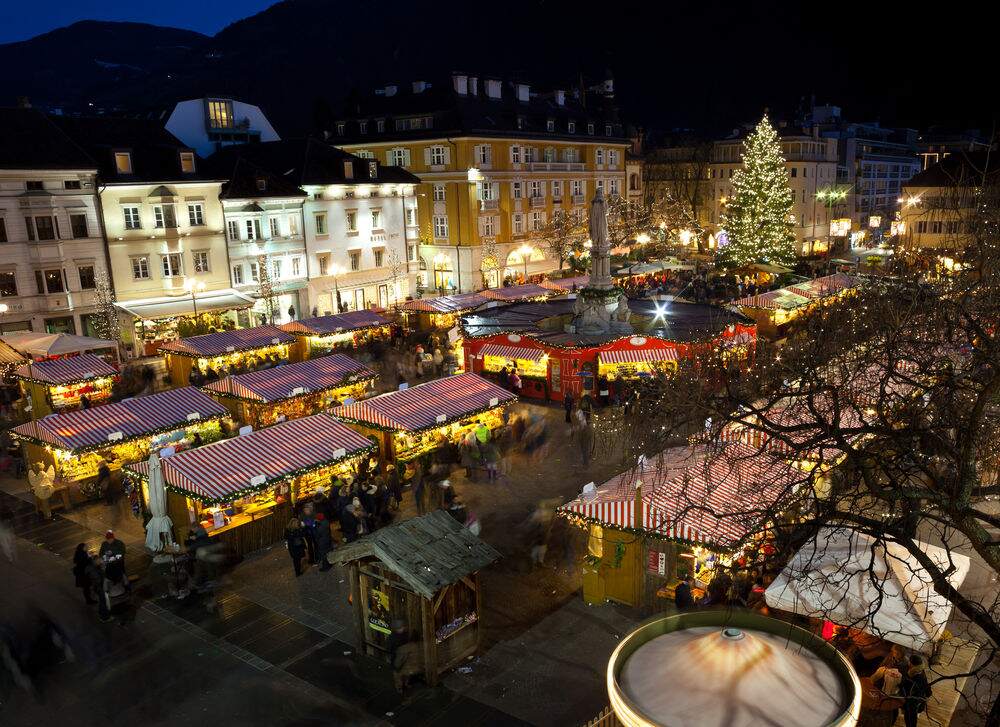 Vista panoramica del mercatino di Natale di Bolzano