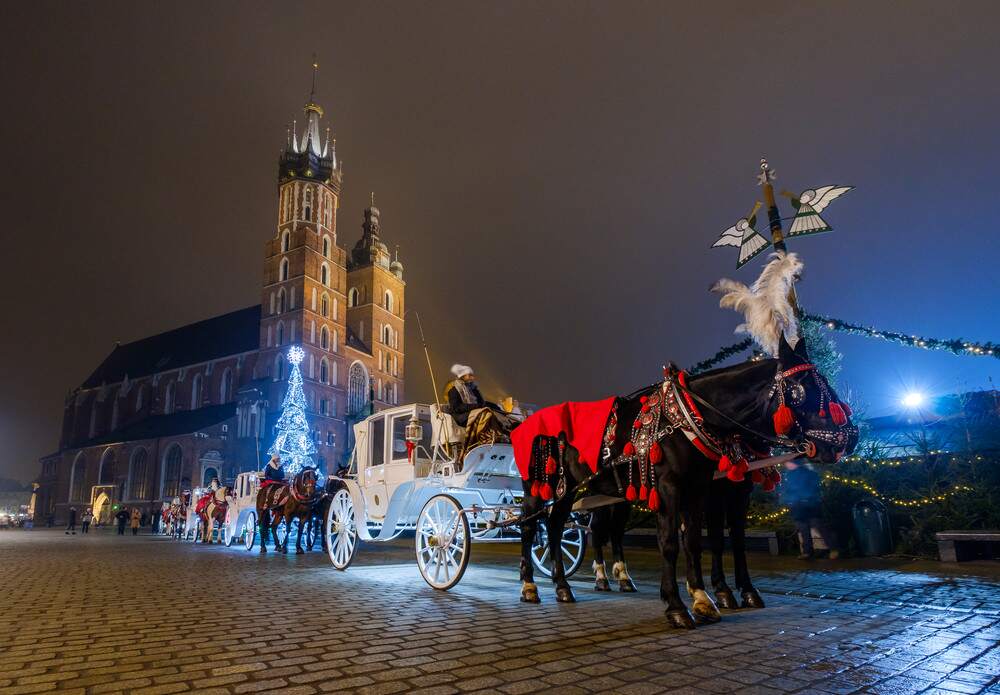 Carrozze sullo sfondo della cattedrale Mariacki di Cracovia