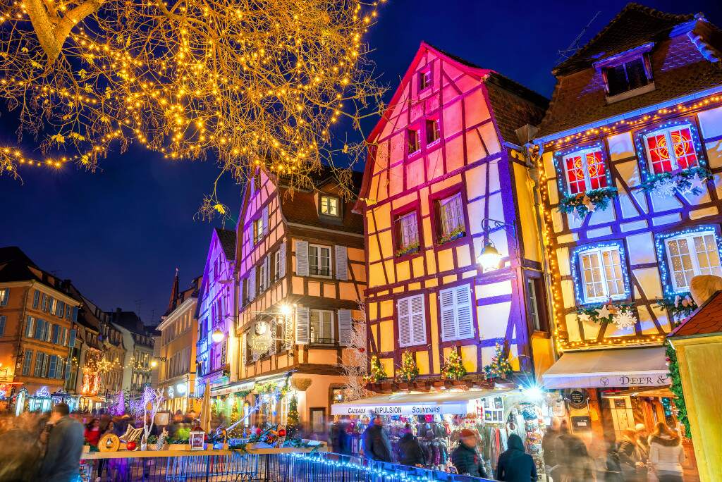 Illuminazione natalizia in una strada del centro storico di Colmar