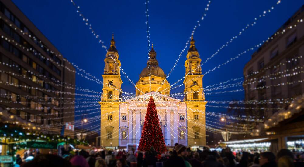 Mercatino di Natale in Piazza della Basilica di Santo Stefano a Budapest
