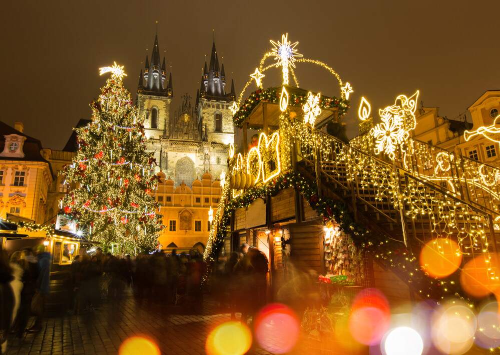 Piazza della Citta Vecchia a Praga durante i mercatini di Natale