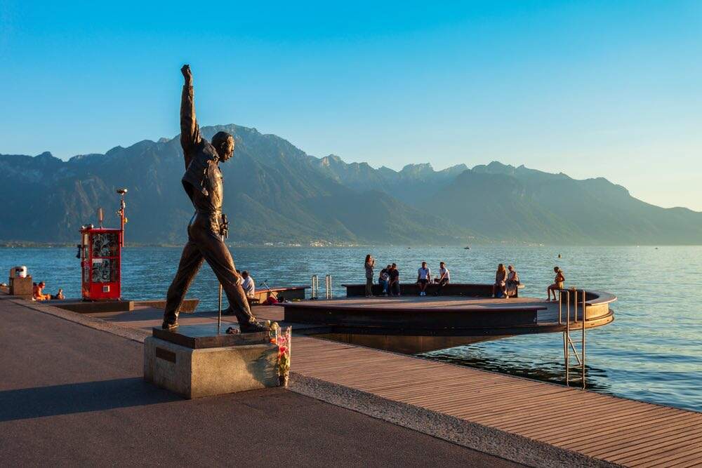 La statua di Freddy Mercury sul lago di Ginevra