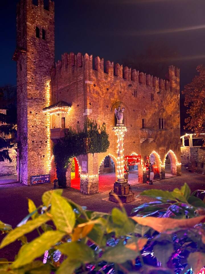 Il castello addobbato durante i mercatini di Natale di Grazzano Visconti