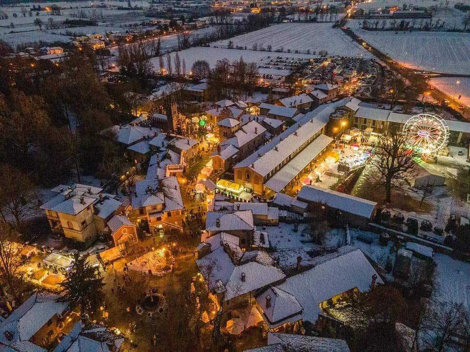 Panoramica del borgo di Grazzano Visconti durante i mercatini di Natale