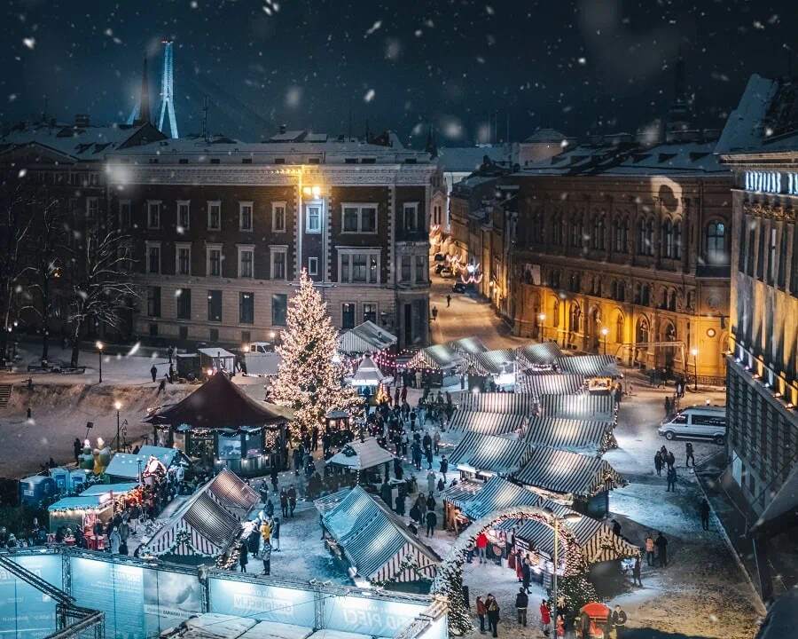 vista aerea dei mercatini di Natale di Riga
